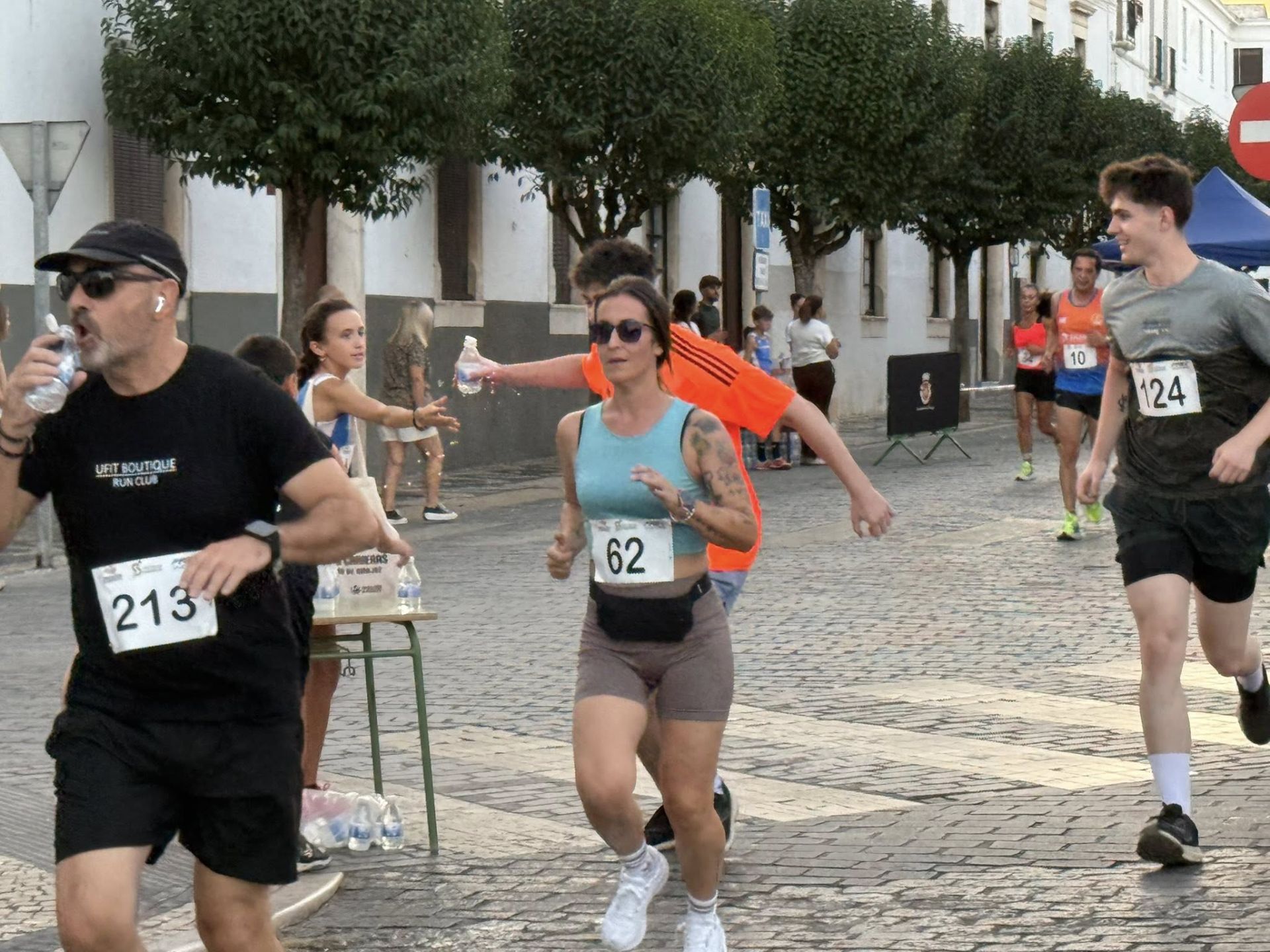 Numerosos deportistas de todas las edades participaron en la IV Carrera Popular 'Ciudad de Olivenza'