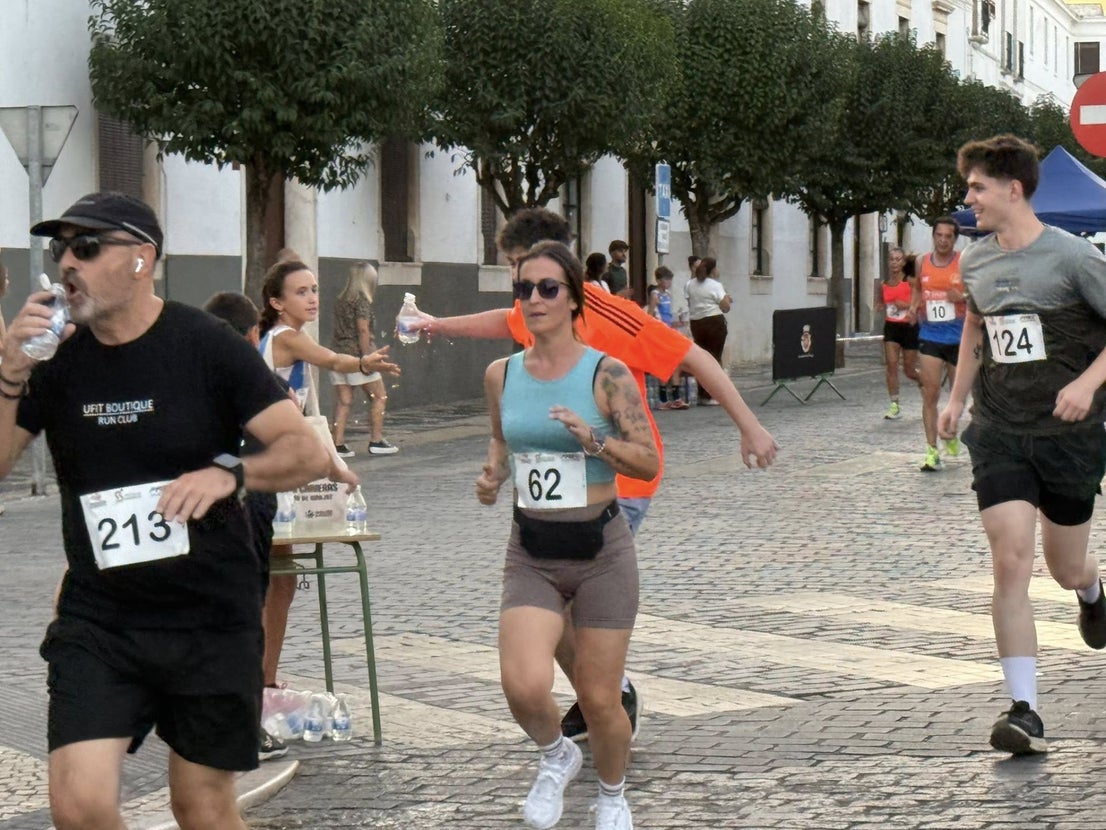 Numerosos deportistas de todas las edades participaron en la IV Carrera Popular 'Ciudad de Olivenza'