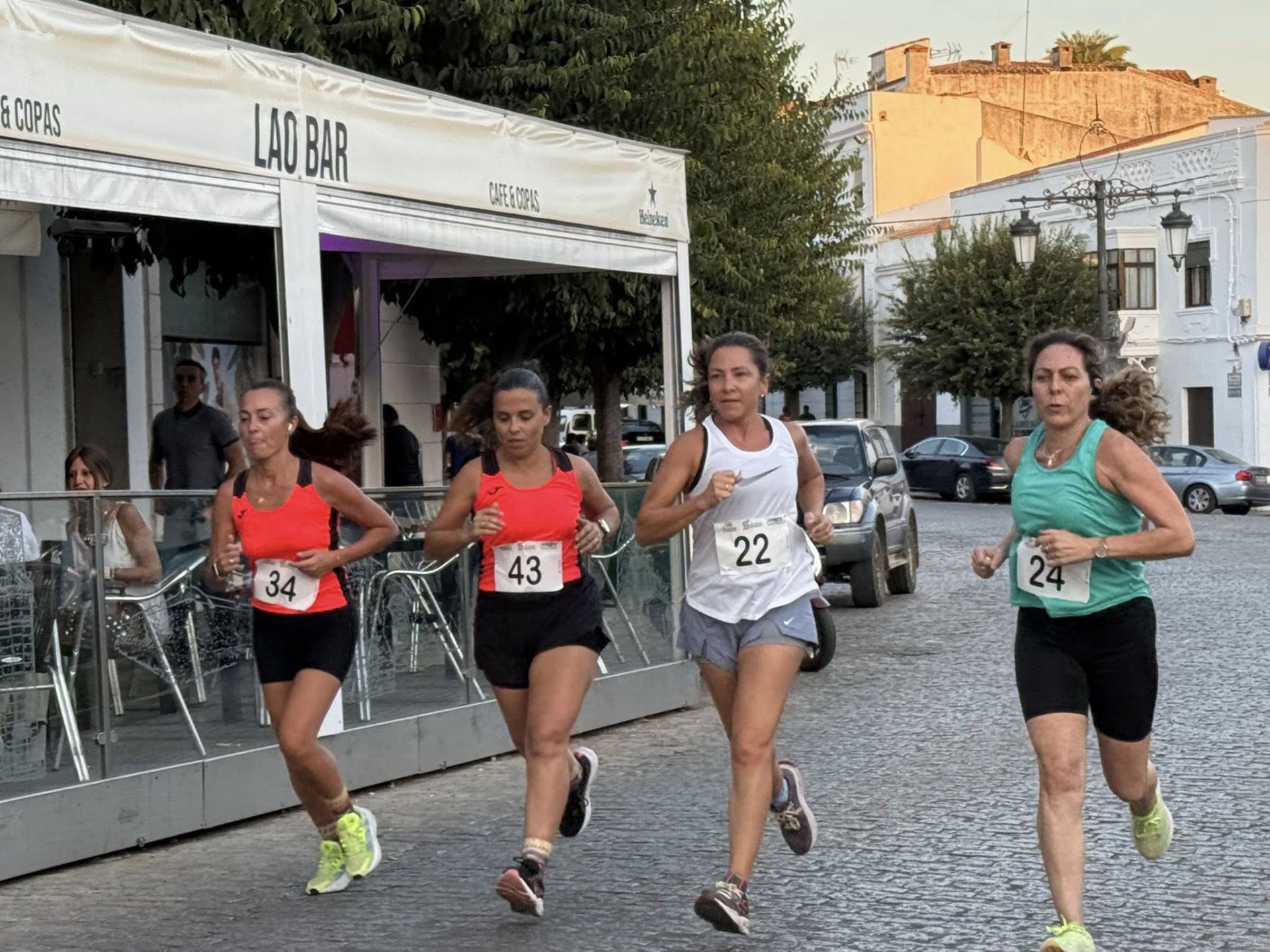 Numerosos deportistas de todas las edades participaron en la IV Carrera Popular 'Ciudad de Olivenza'