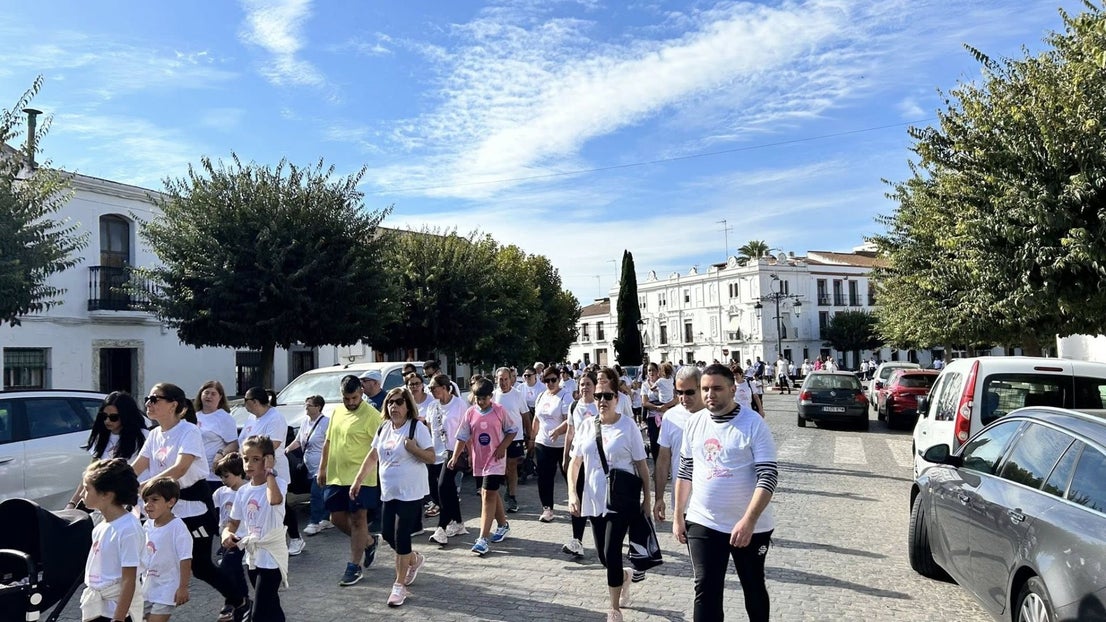 Olivenza se vuelca con 'Sonríe' en la XI Marcha Solidaria contra el cáncer de mama