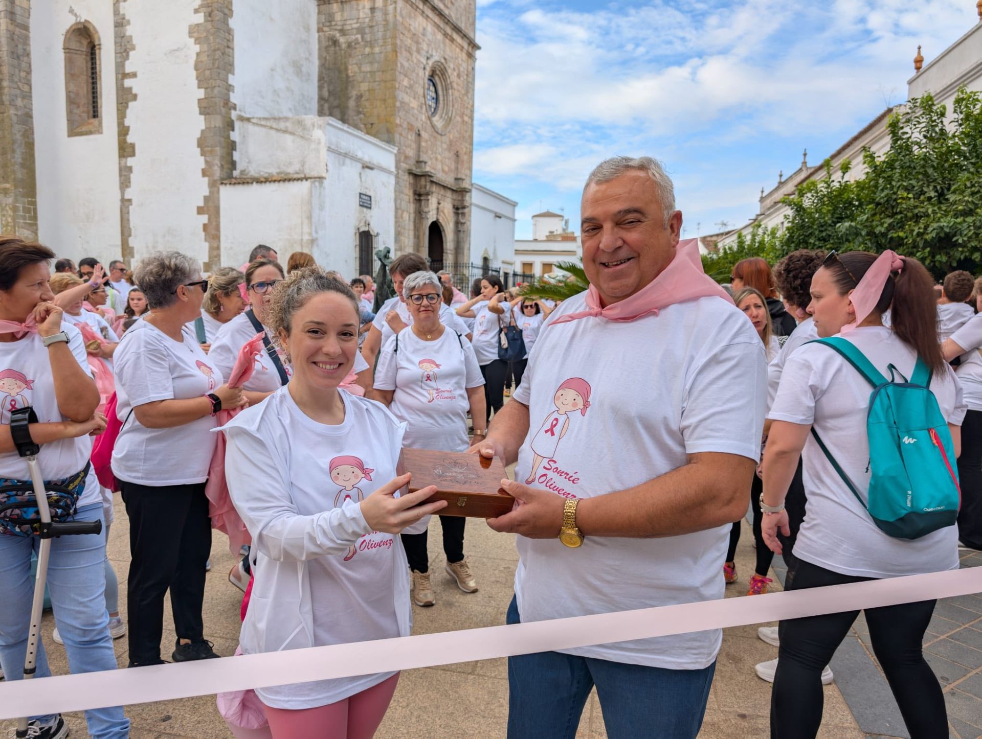Olivenza se vuelca con 'Sonríe' en la XI Marcha Solidaria contra el cáncer de mama