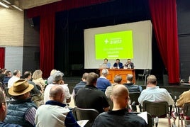 A la reunión asisiteron empresarios interesados en el polígono.