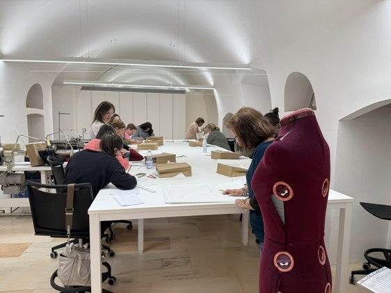 15 personas se forman en patronaje y confección en la Universidad Popular