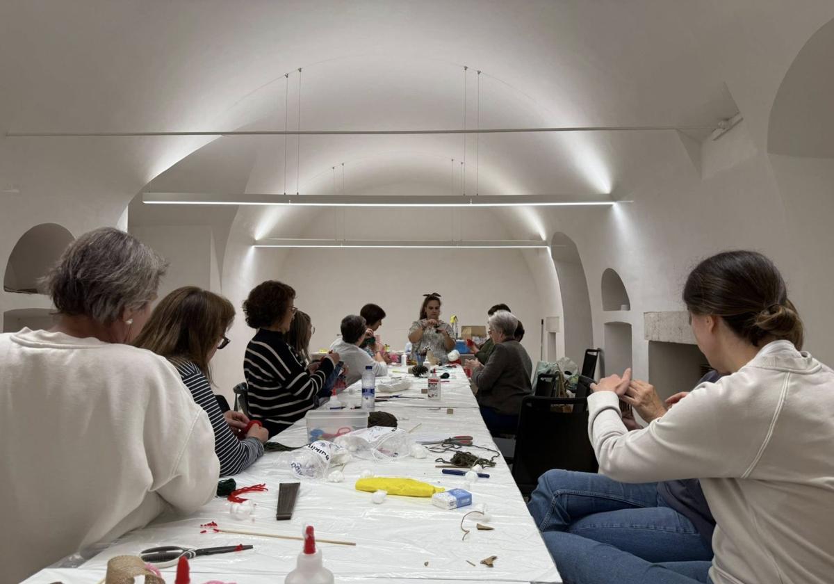 Las alumnas aprende a crear decoración con material reciclado.