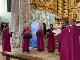 Los integrantes del coro interpretaron el oficio de vísperas.