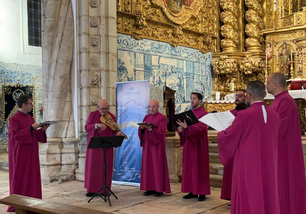 Los integrantes del coro interpretaron el oficio de vísperas.