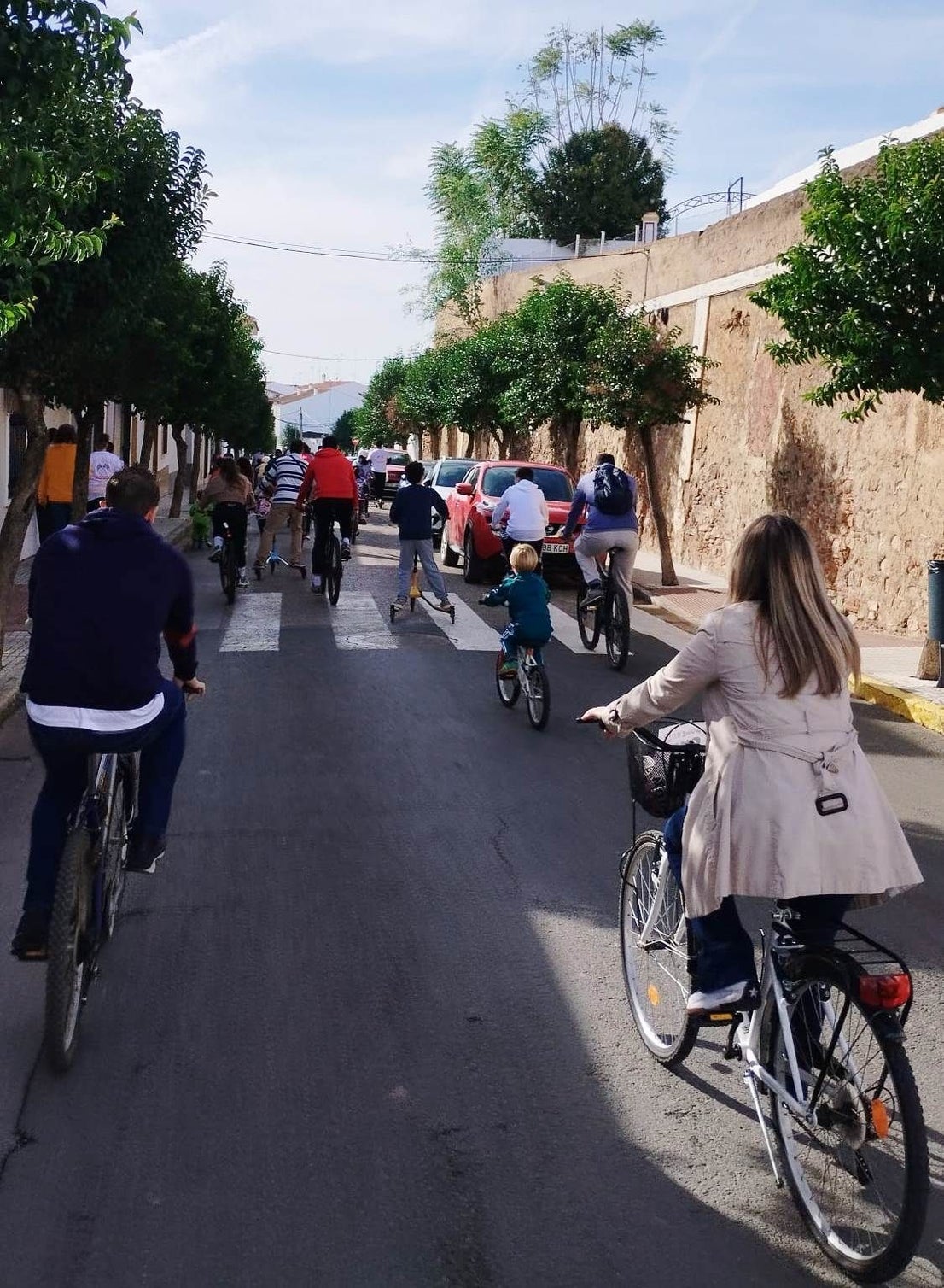 Las familias participaron en la II Marcha 'Sobre Ruedas' del AMPA Sagrado Corazón