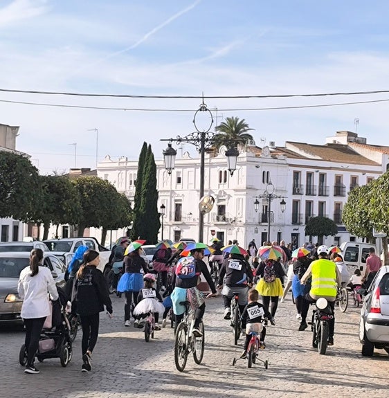 Las familias participaron en la II Marcha 'Sobre Ruedas' del AMPA Sagrado Corazón