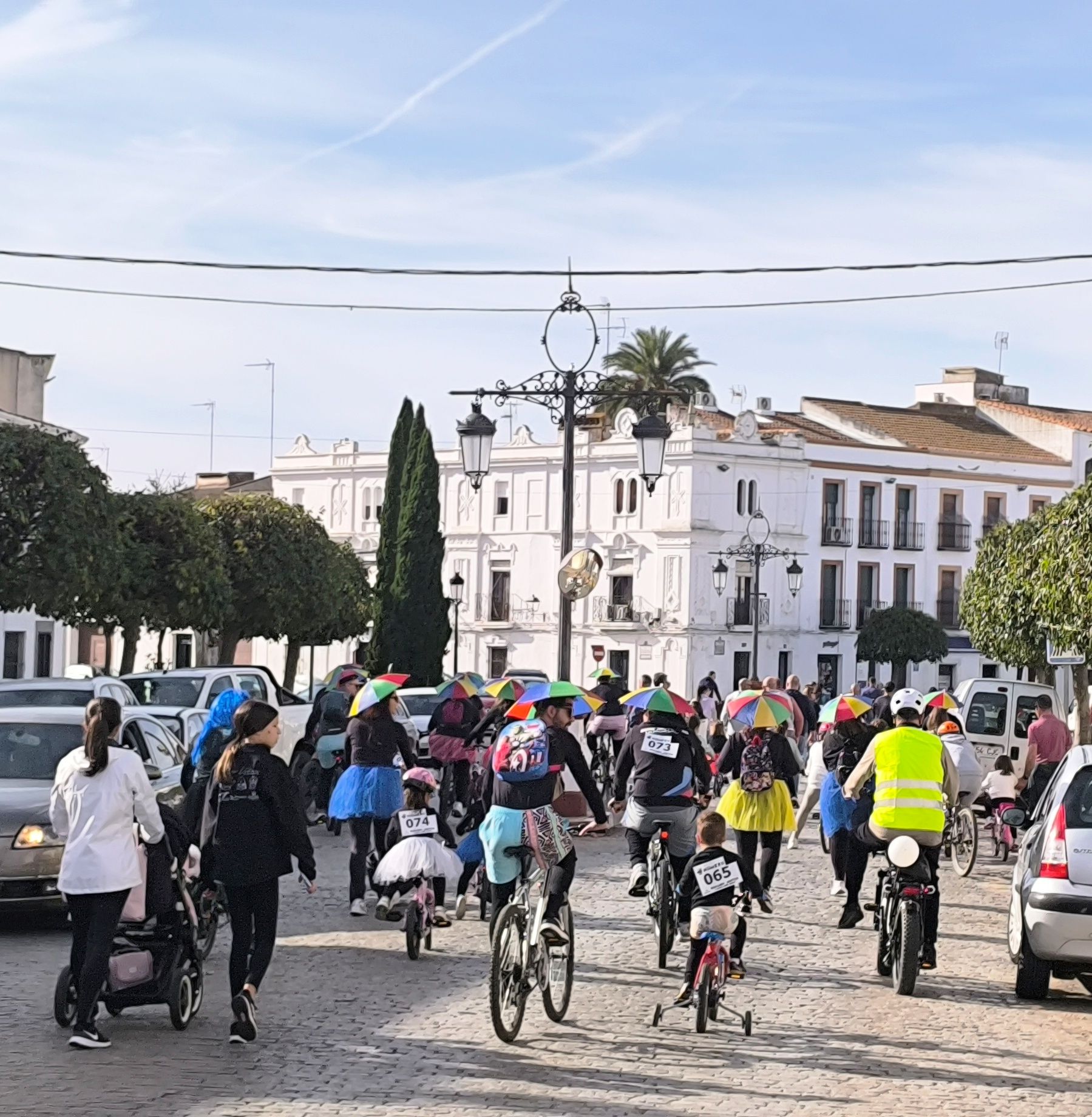 Las familias participaron en la II Marcha 'Sobre Ruedas' del AMPA Sagrado Corazón