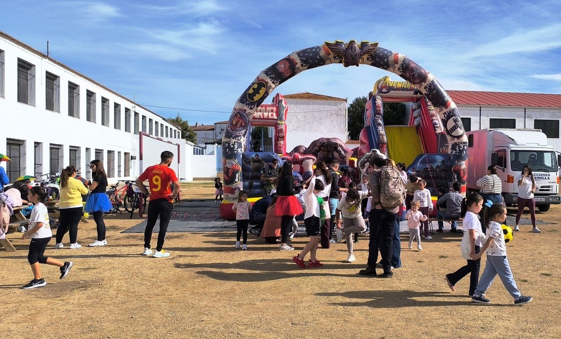 Las familias participaron en la II Marcha 'Sobre Ruedas' del AMPA Sagrado Corazón