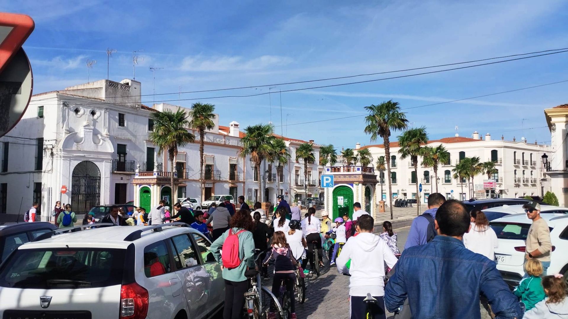 Las familias participaron en la II Marcha 'Sobre Ruedas' del AMPA Sagrado Corazón