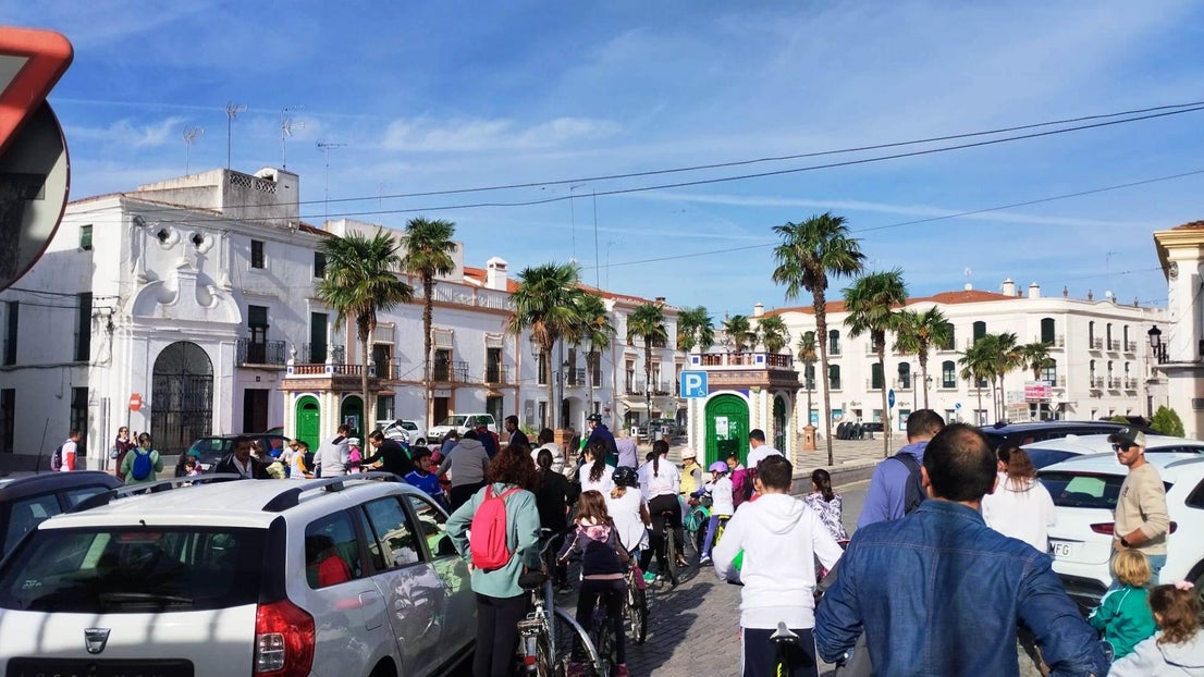 Las familias participaron en la II Marcha 'Sobre Ruedas' del AMPA Sagrado Corazón