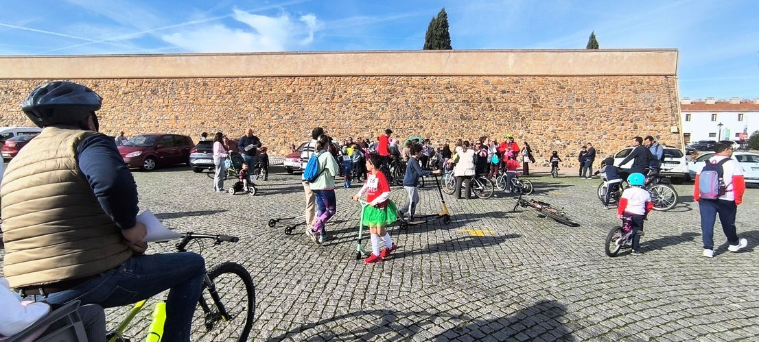 Las familias participaron en la II Marcha 'Sobre Ruedas' del AMPA Sagrado Corazón