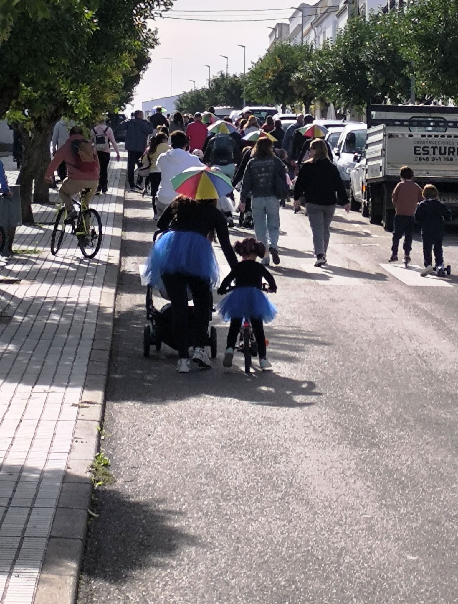 Las familias participaron en la II Marcha 'Sobre Ruedas' del AMPA Sagrado Corazón