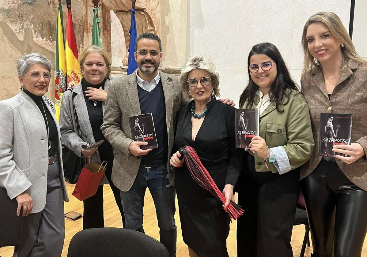 El alcalde y varios concejales acompañaron a la escritora en la presentación.