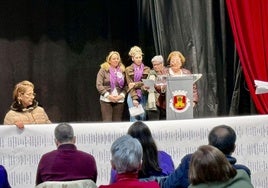 Mujeres de diferentes entidades participaron en el acto público, entre otros.