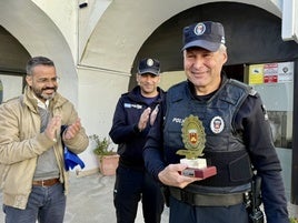 El agente posa con el detalle conmemorativo de su jubilación.