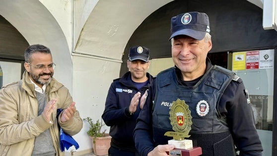El policía local Manuel Arias Cordero se jubila tras 36 años de servicio en Olivenza