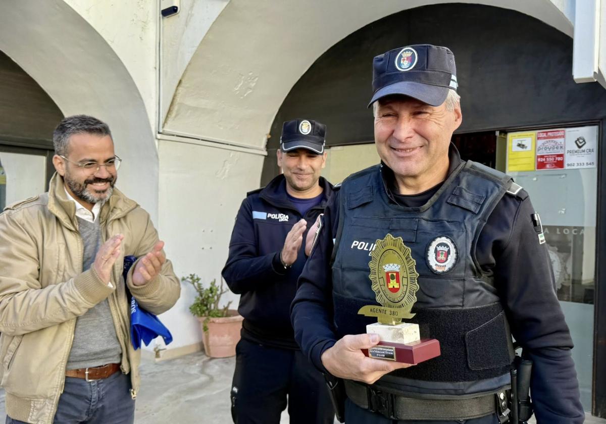 El agente posa con el detalle conmemorativo de su jubilación.