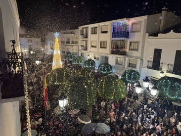 La nieve artificial añadió el toque de realismo a la cita navideña.
