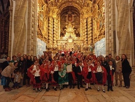 Foto de familia de los integrantes del grupo de baile La Encina