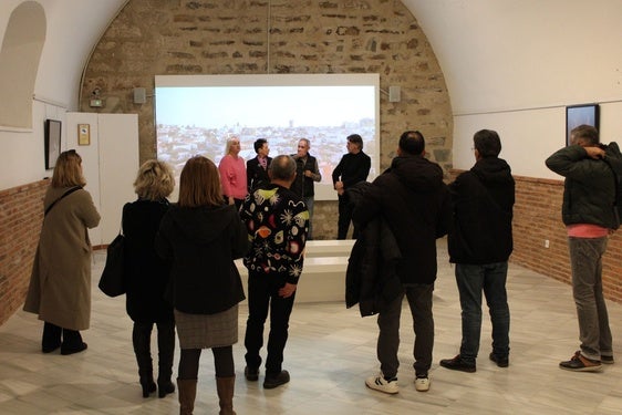 El autor y dos de las modelos inauguran la muestra del Meegs Dí-Capacidad y Sensualidad