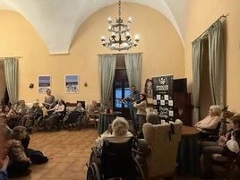 Los mayores disfrutaron de los villancicos tocados en directo.