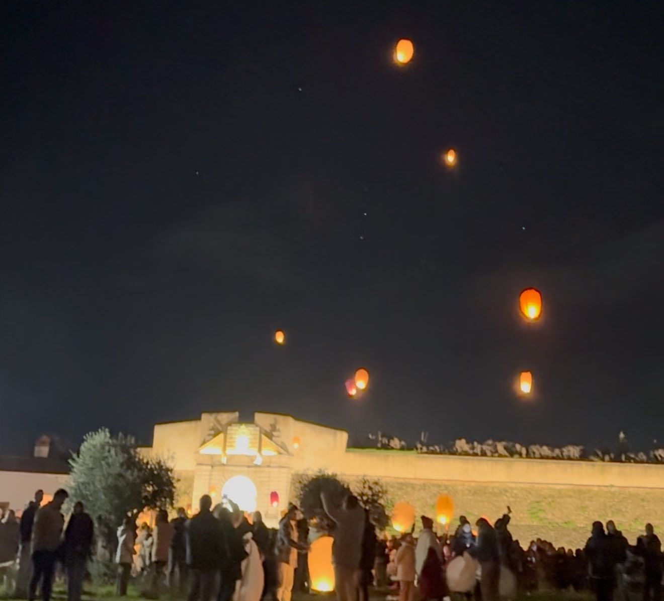 El cielo de Olivenza se llena de farolillos en su III Noche de los Deseos