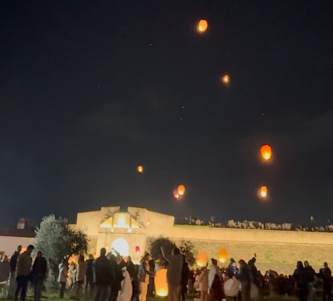 El cielo de Olivenza se llena de farolillos en su III Noche de los Deseos