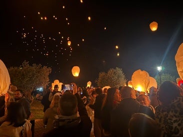 El cielo de Olivenza se llena de farolillos en su III Noche de los Deseos