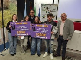 Los cuatro estudiantes premiados junto a los alclades de sus municipios.
