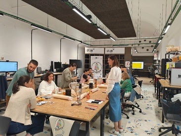 Los asistentes al proyecto Resotex aprenden la creación de nuevos materiales textiles con biorecetas