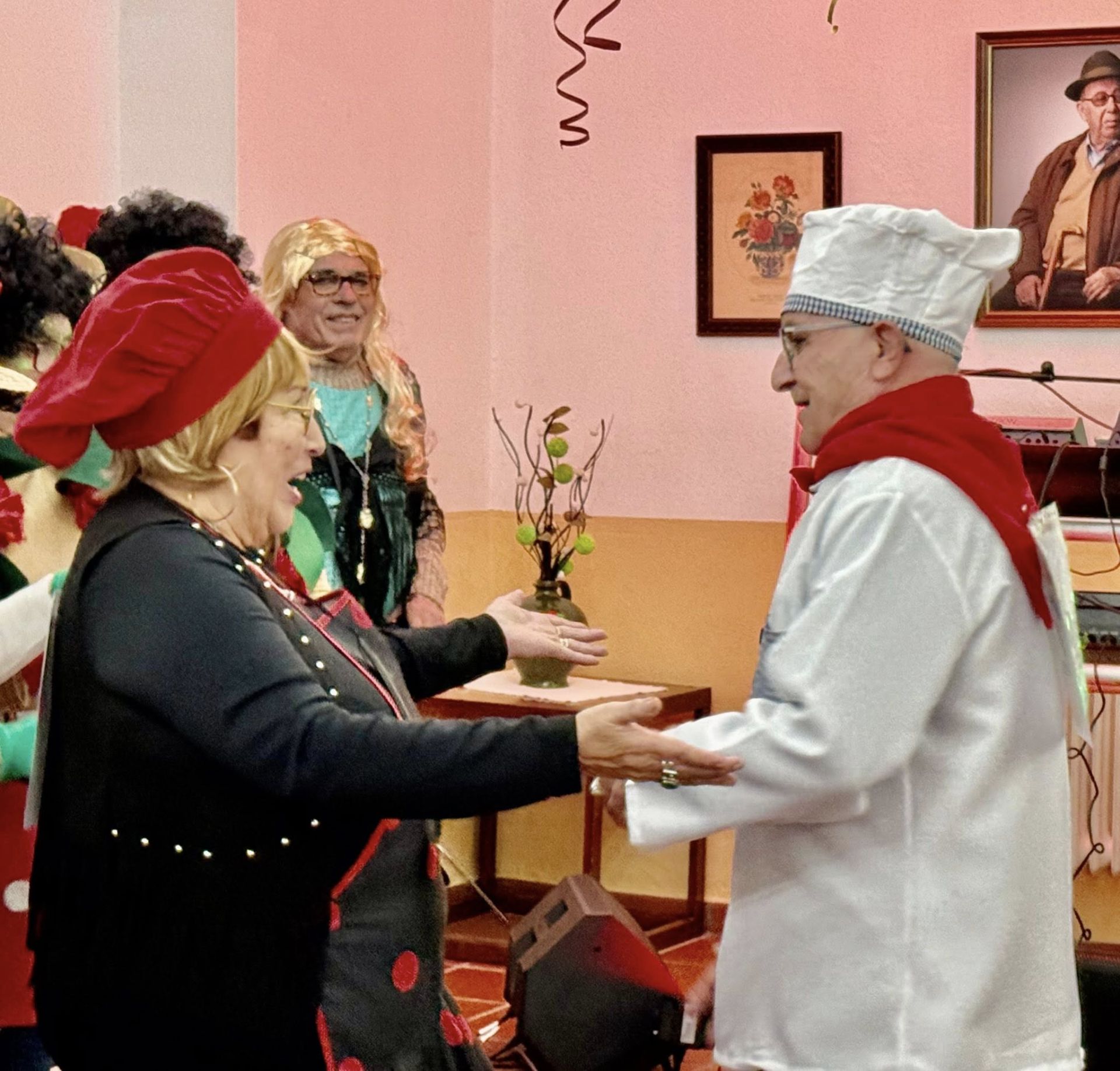 Los mayores vuelven a derrochar alegría y buen humor en su baile de disfraces