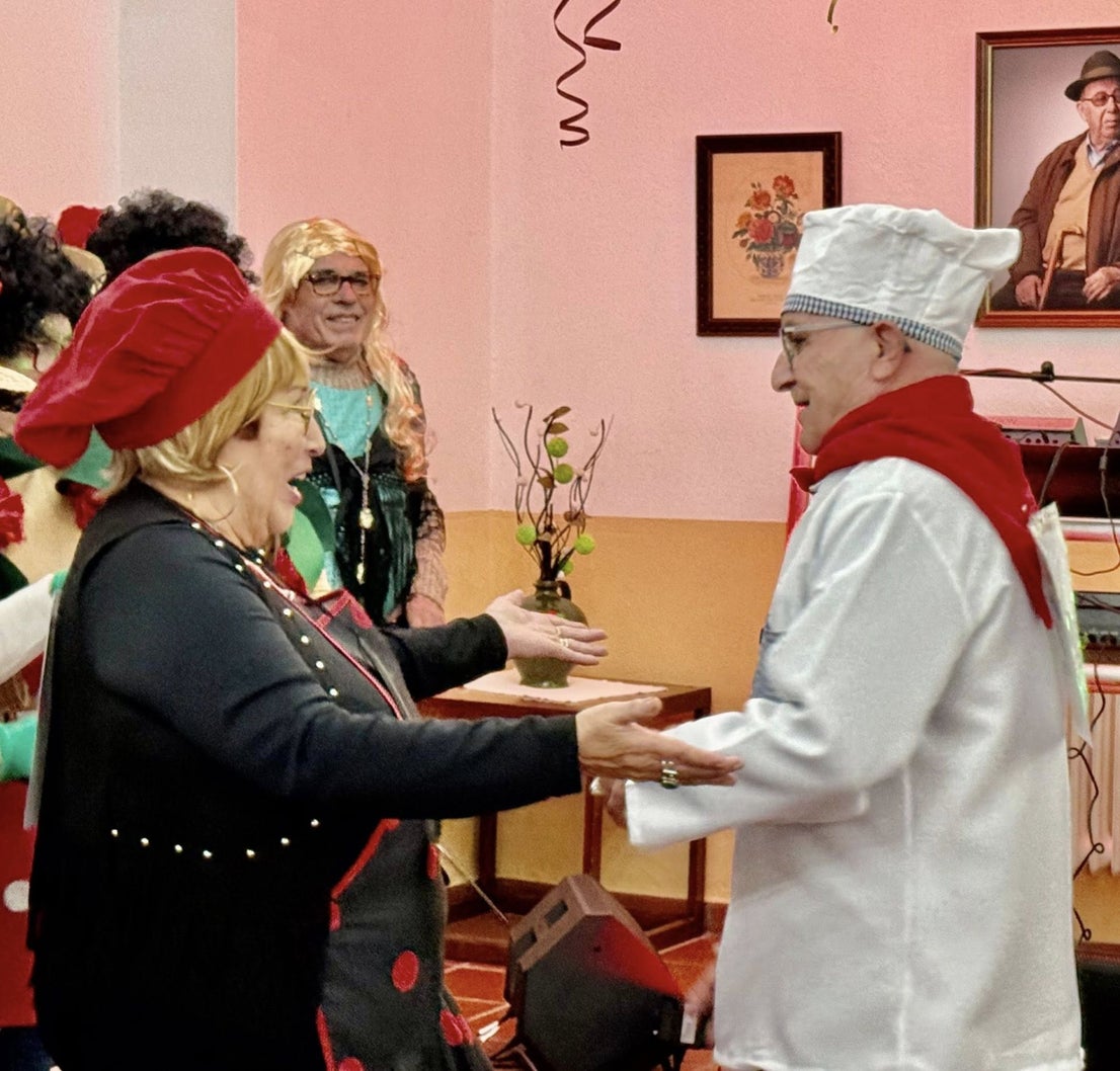 Los mayores vuelven a derrochar alegría y buen humor en su baile de disfraces
