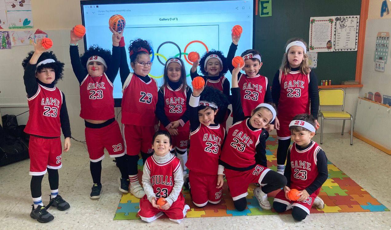Los escolares llenaron de color y alegría las calles con sus desfiles de Carnaval