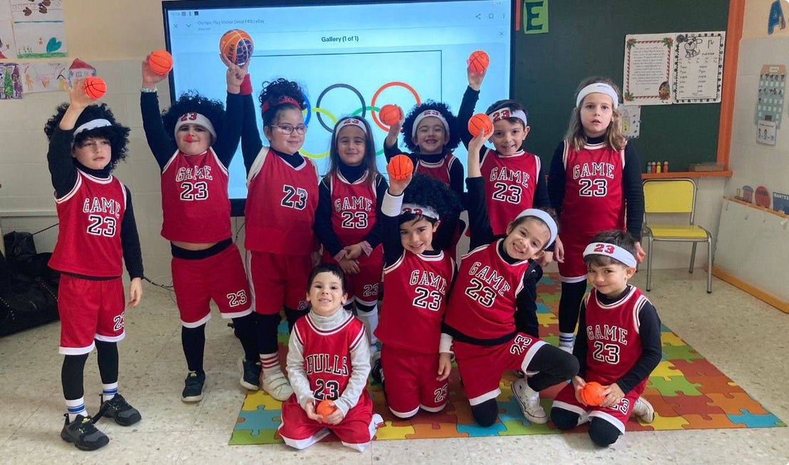 Los escolares llenaron de color y alegría las calles con sus desfiles de Carnaval