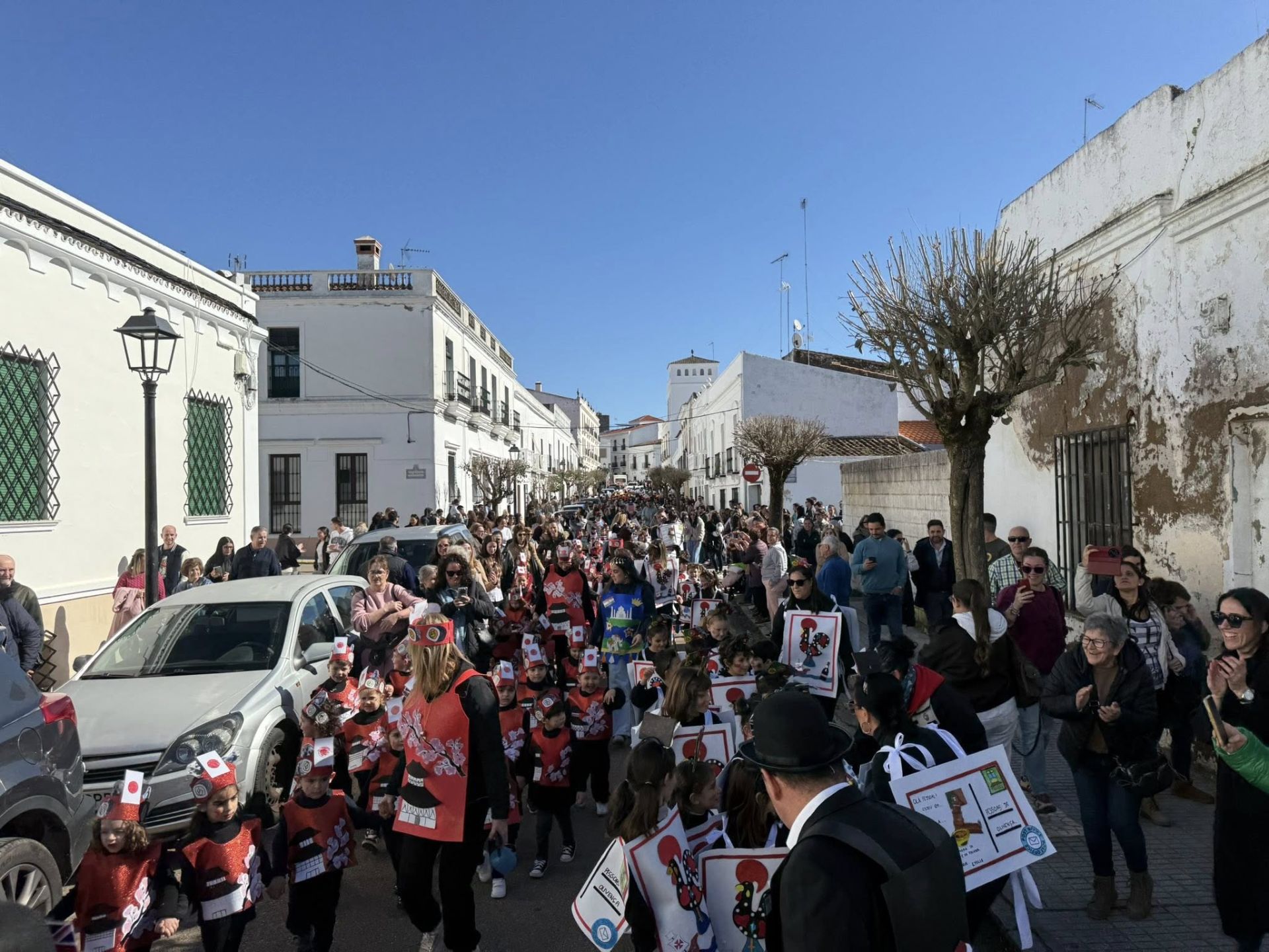 Los escolares llenaron de color y alegría las calles con sus desfiles de Carnaval