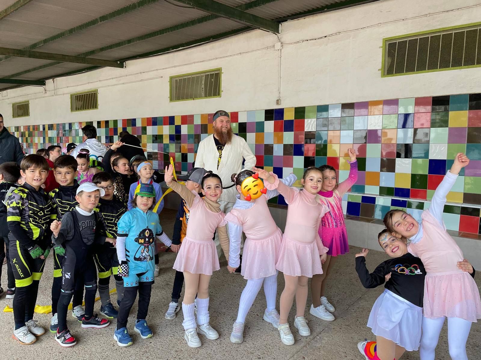Los escolares llenaron de color y alegría las calles con sus desfiles de Carnaval