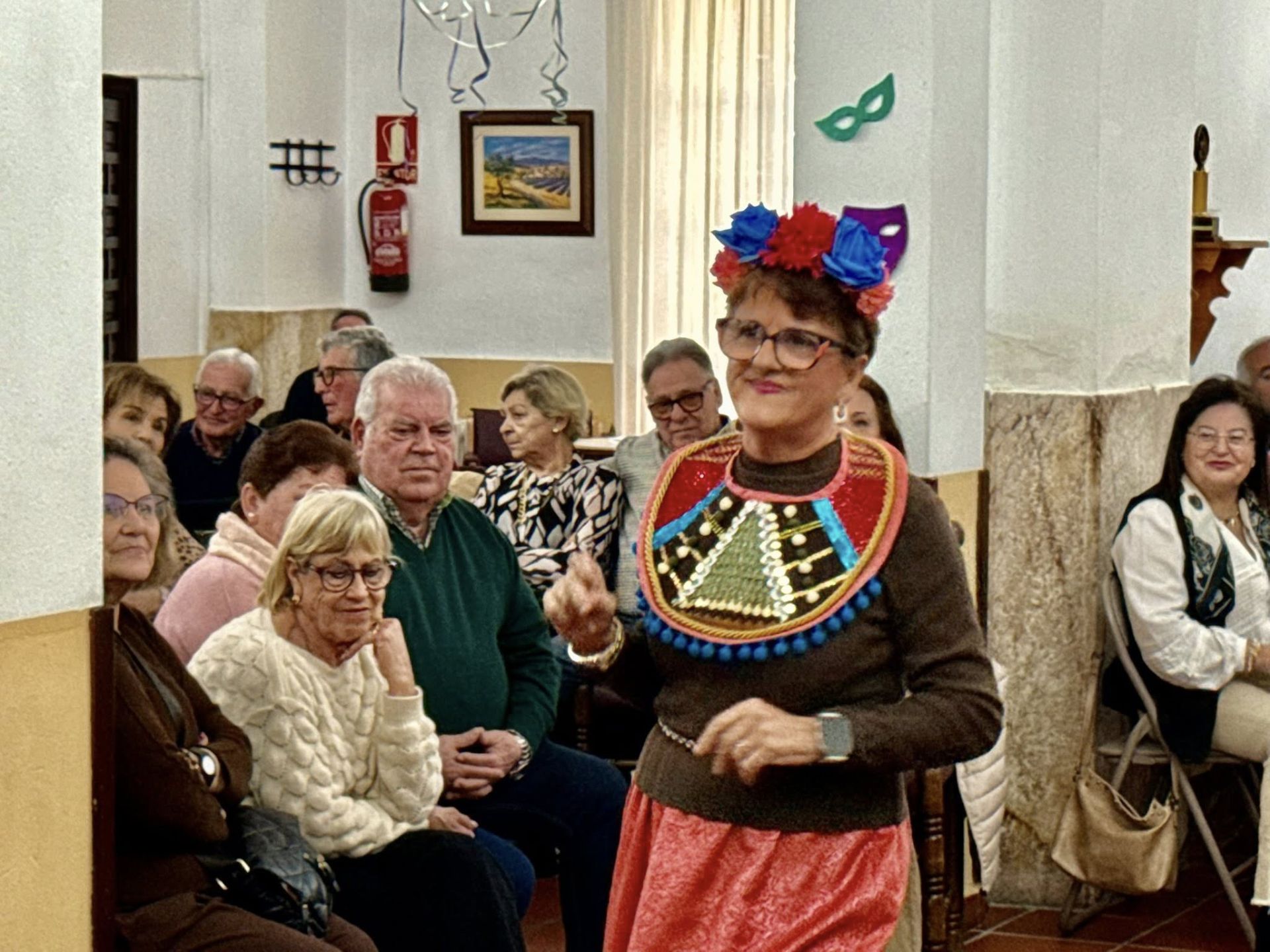 Los mayores vuelven a derrochar alegría y buen humor en su baile de disfraces