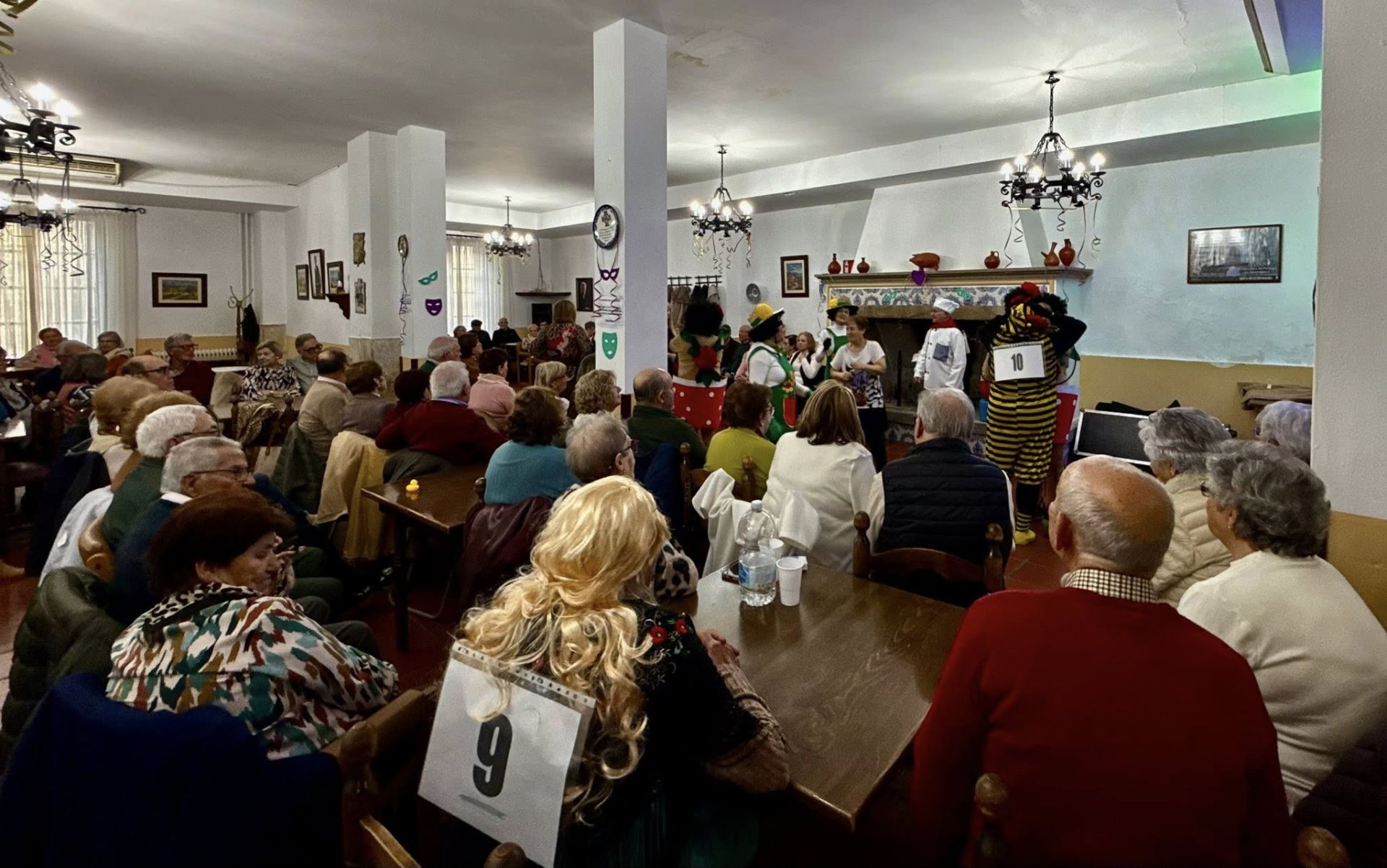 Los mayores vuelven a derrochar alegría y buen humor en su baile de disfraces