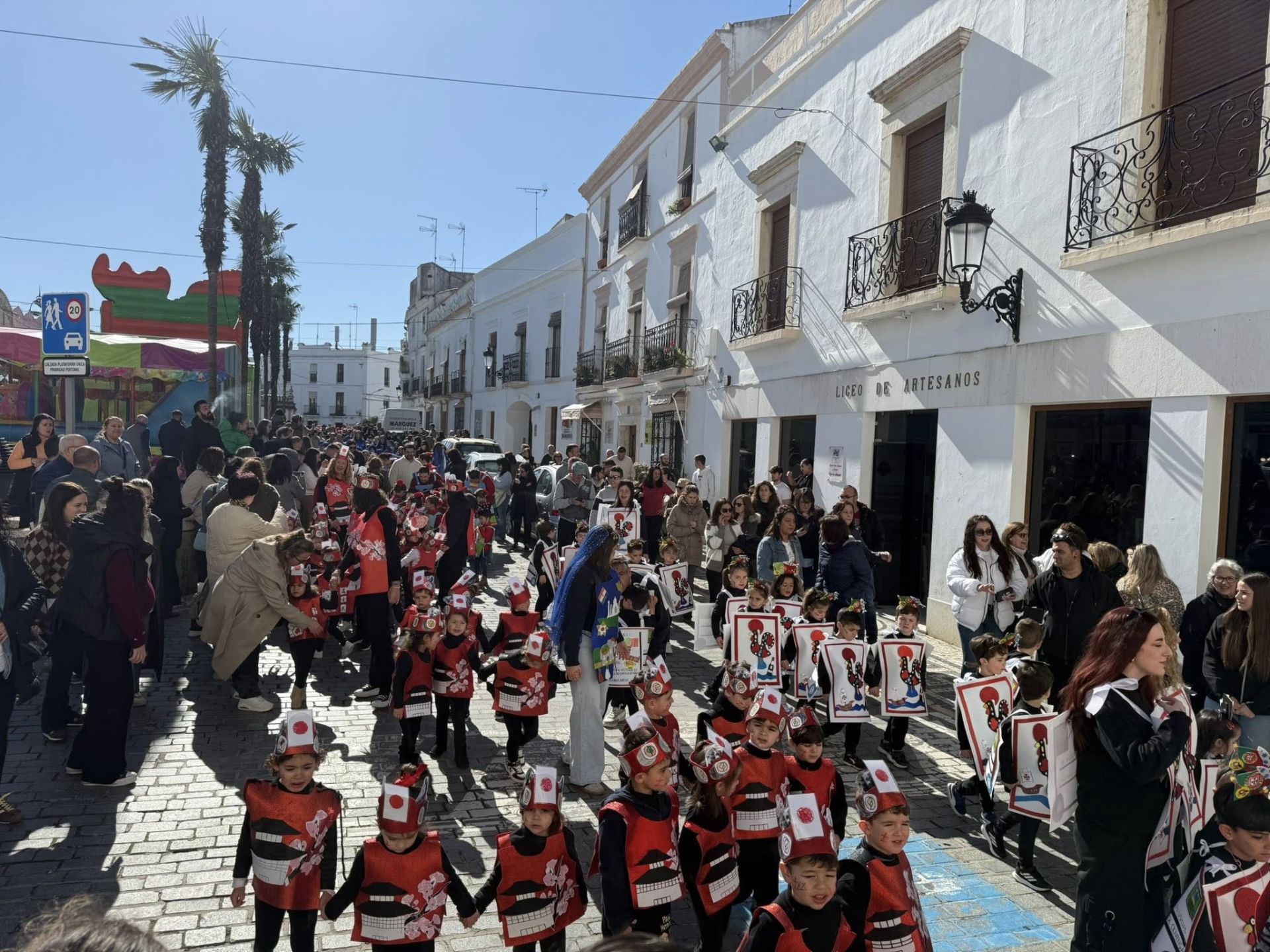 Los escolares llenaron de color y alegría las calles con sus desfiles de Carnaval