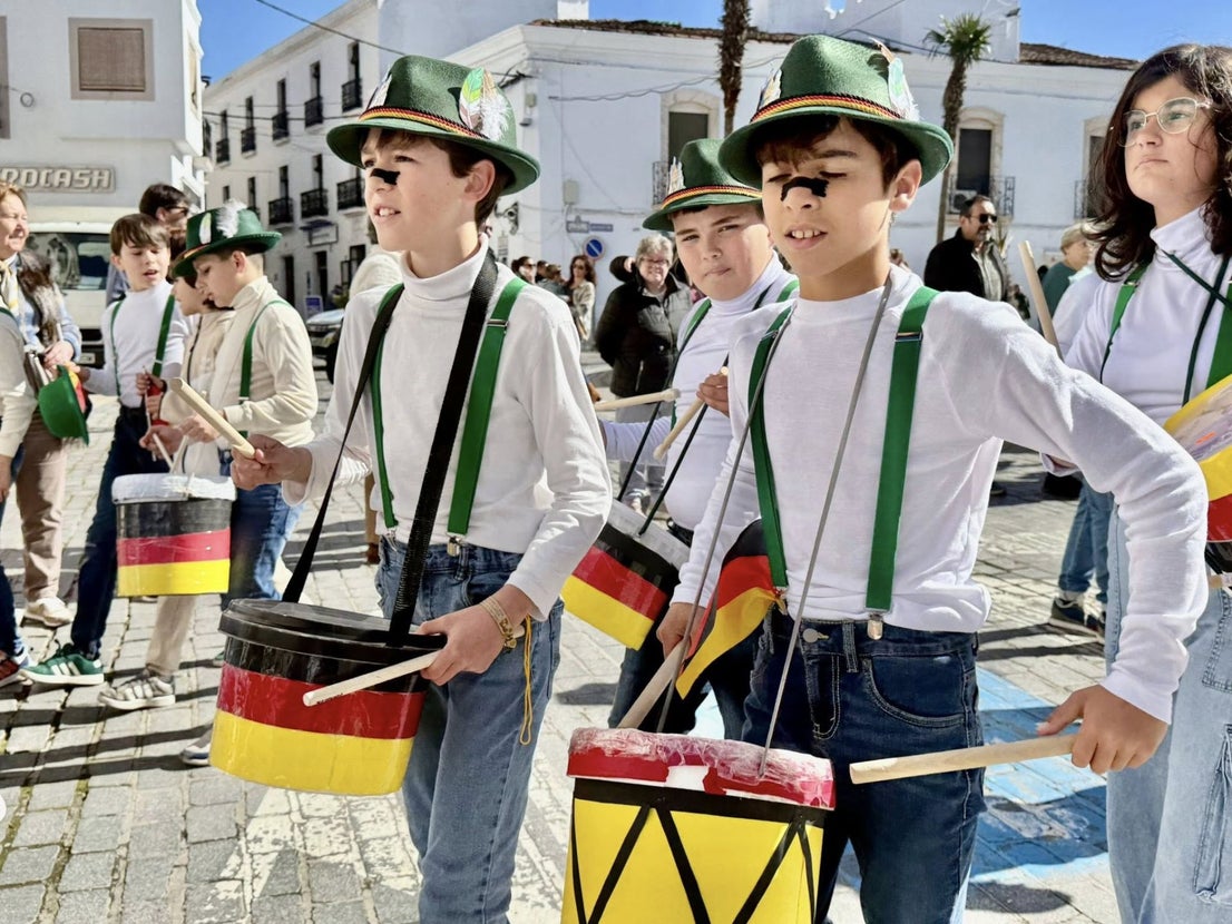 Los escolares llenaron de color y alegría las calles con sus desfiles de Carnaval