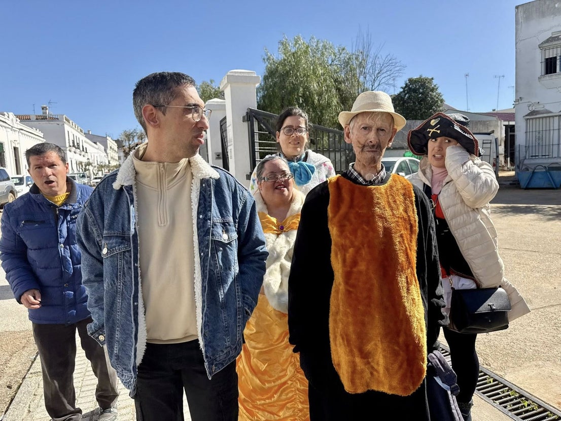 Los escolares llenaron de color y alegría las calles con sus desfiles de Carnaval