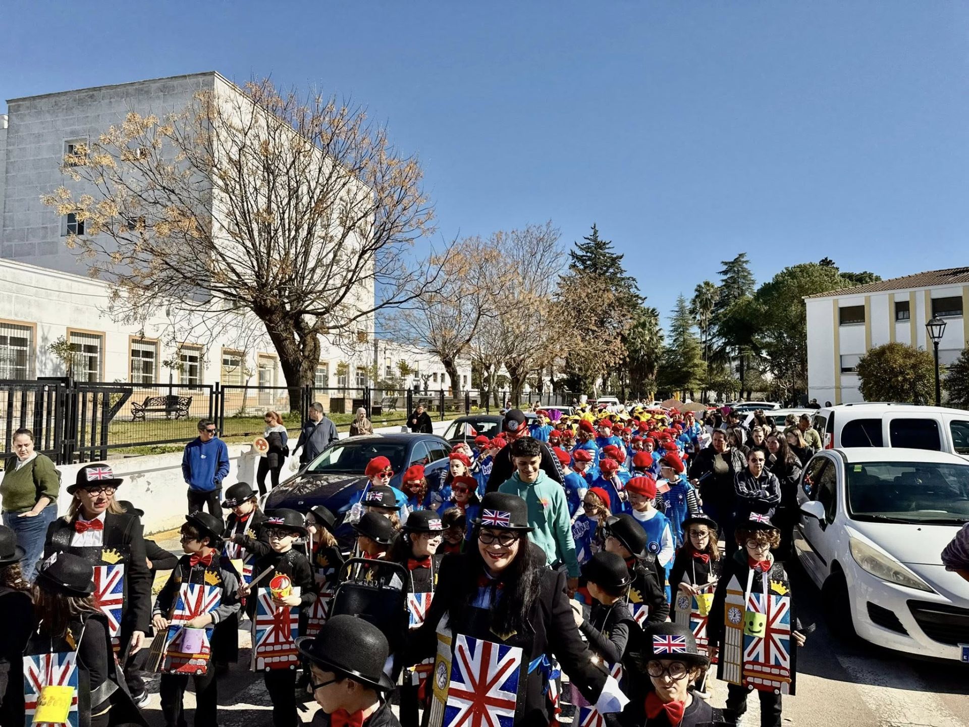 Los escolares llenaron de color y alegría las calles con sus desfiles de Carnaval