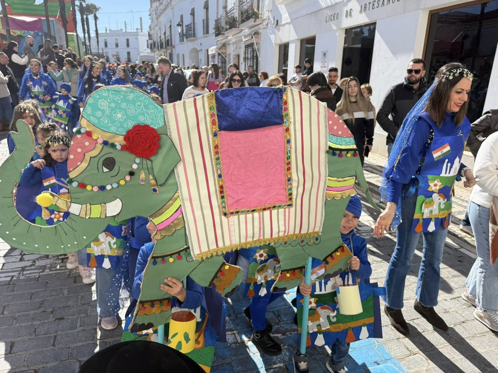 Los escolares llenaron de color y alegría las calles con sus desfiles de Carnaval