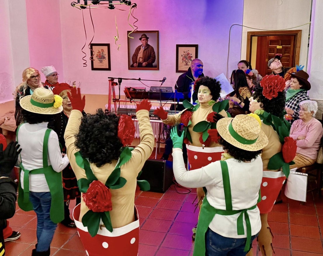 Los mayores vuelven a derrochar alegría y buen humor en su baile de disfraces