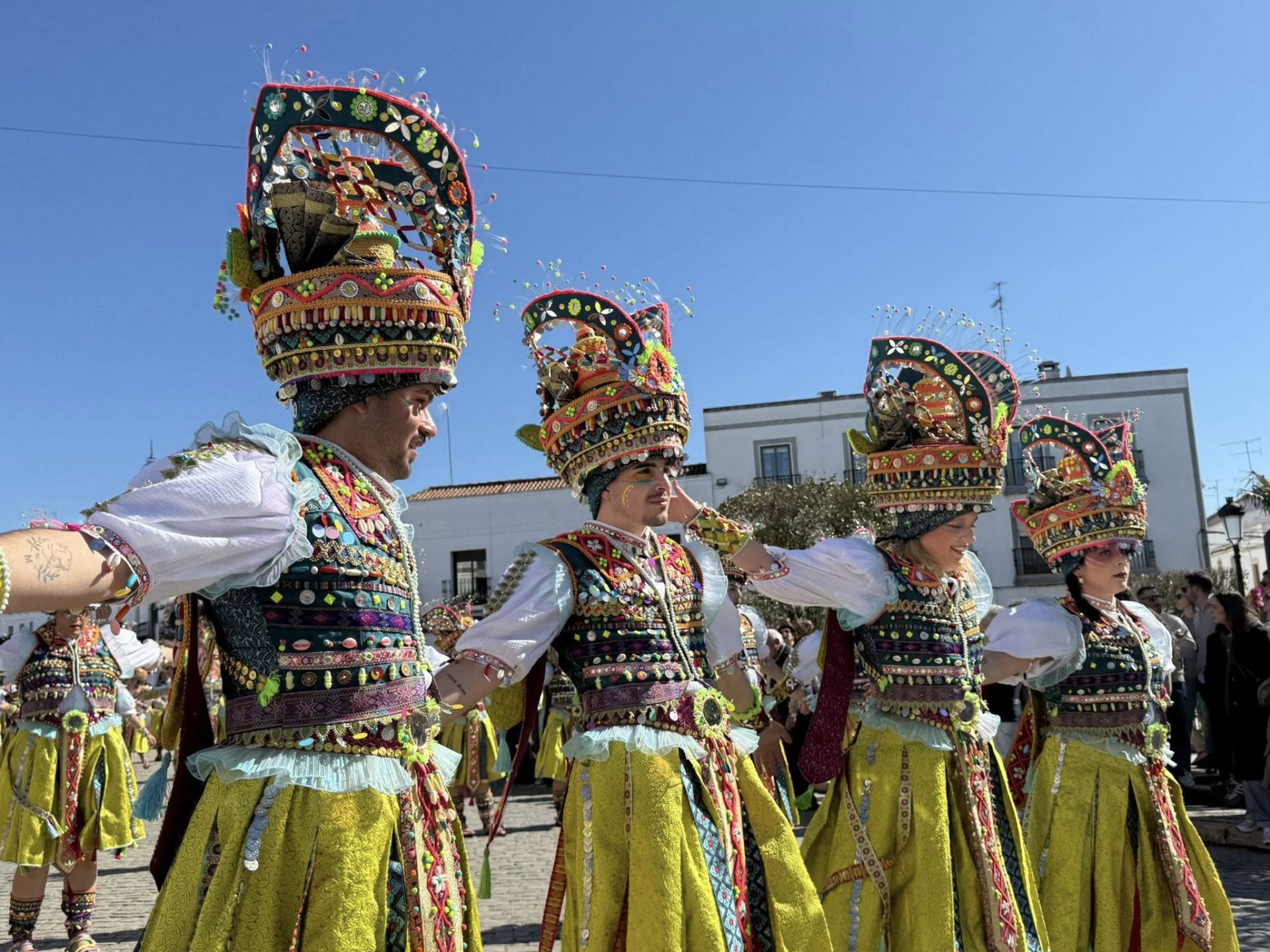 El gran desfile de comparsas llena de alegría y color las calles de Olivenza