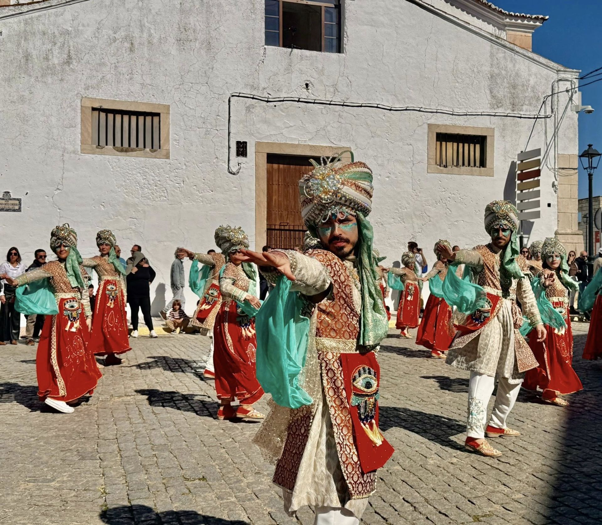 El gran desfile de comparsas llena de alegría y color las calles de Olivenza