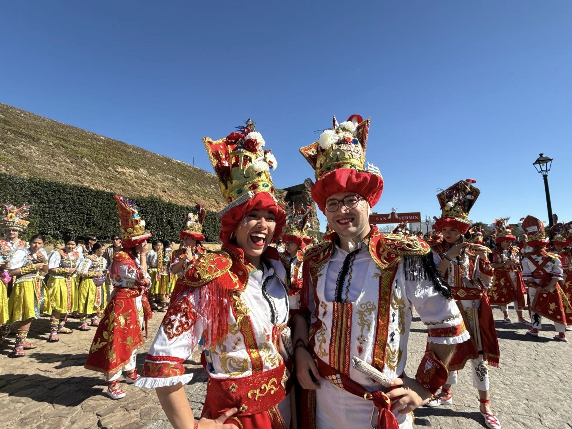 El gran desfile de comparsas llena de alegría y color las calles de Olivenza