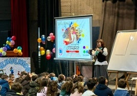 La ilustradora Violeta Monreal acerca el mundo de la creación al alumnado de las pedanías de Olivenza